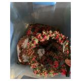 TOTE W/ BERRY RINGS, GARLAND, CENTER PC.