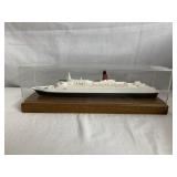 QUEEN ELIZABETH II CRUISE SHIP MODEL IN DISPLAY