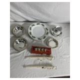 4 HOLLY DINNER PLATES, 4 SAUCERS, 1 TEACUP,