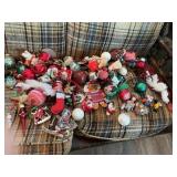 ASSORTED CHRISTMAS ORNAMENTS INCLUDING VINTAGE
