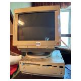 VINTAGE MACINTOSH PERFORMA 6214CD AND MONITOR