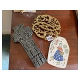 NORGE TRIVET, CROSS, TRIVET