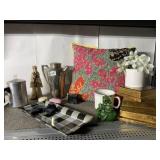 FLORAL PILLOW, BLACK/WHITE PLASTIC TRAY, 3 GOLD