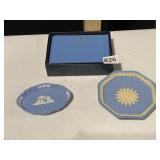 2 WEDGWOOD DISHES, BEE DESIGN CARDS AND ENVELOPES