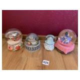 4 SNOW GLOBES