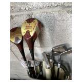 SET OF WILSON GOLF CLUBS WITH BAG