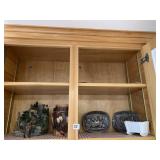 TRAIN PLATES AND FIGURINES