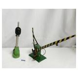 LIONEL DIE CAST TRAIN SIGNAL AND AMERICAN FLYER