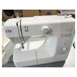 SINGER 1019 4 STEP BUTTON HOLER, NO PLUG/FOOT