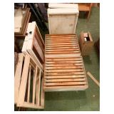 BEE BOX SET UP INCLUDING 2 BOXES WITH DRAWERS AND