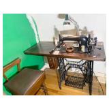 SINGER 31-15 SEWING MACHINE W/ PAPERWORK VERY