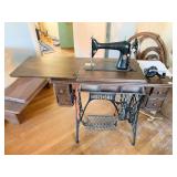 SINGER SEWING MACHINE W/ DRAWERS BEAUTIFUL