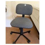 GRAY SWIVEL OFFICE CHAIR
