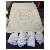 QUEEN SIZE EMBROIDERED BED SPREAD, WHITE BED