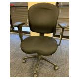 5 WHEEL OFFICE CHAIR W/ ADJ ARMS AND BASE