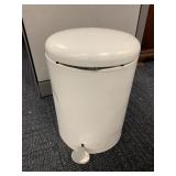 FOOT CONTROL TRASH CAN