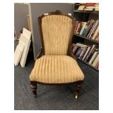 ANTIQUE SITTING CHAIR WITH GOLD UPHOLSTERY, HIP