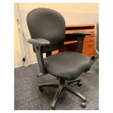 5 WHEEL OFFICE CHAIR W/ ADJ ARMS AND BASE
