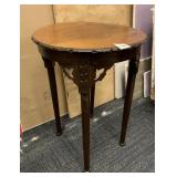 16" ROUND SIDE TABLE WITH CARVED DETAIL