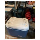 COLEMAN ROLLING COOLER WITH CUP HOLDERS, LOOKS
