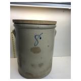8 GALLON BLUE/GRAY DECORATED CROCK - HAS A LID