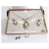 GOLD TONE UNBRANDED PENDANT NECKLACE EARRING SET