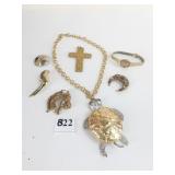 GOLD TONE CHAIN NECKLACE WITH GOLD BODY SILVER