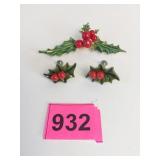 HATTIE CARNEGIE HOLLY WITH BERRIES PIN GOLD TONE