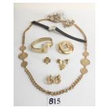 BRUSHED GOLD TONE NECKLACE WITH COIN SIDE LINKS