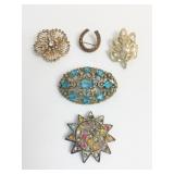 GROUP OF PINS FLOWER HORSESHOE PLASTIC STAR