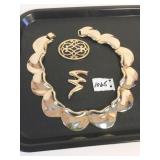 NECKLACE GOLD TONE UNBRANDED OVAL BLACK AND GOLD