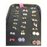 GROUP OF EARRINGS GOLD TONE CLIP ON SCREW BACKS