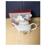 CARVED TEAPOT BOXWOOD & PINE