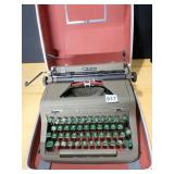 ROYAL QUIET DE LUXE TYPEWRITER W/ CASE
