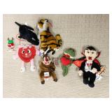 STUFFED ANIMALS AND M & M FIGURE W/ COUNT DRACULA