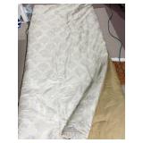 FULL SZ. DOUBLE SIDED COMFORTER GOLD/SILVER