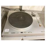 YAMAHA P0560 TURN TABLE 33/45 RECORDS