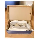 SZ. 7.5 GO WALK SHOES