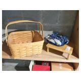 HANDLED PICNIC BASKET WITH A WOOD STAND