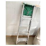 ALUMINUM STEP LADDER 5 FOOT TALL