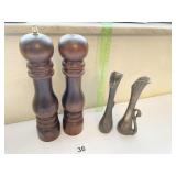 SALT/PEPPER GRINDERS AND 2 BUD VASES