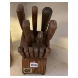 KNIVES IN KNIFE HOLDER