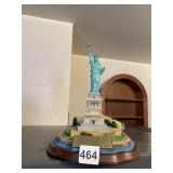 THE STATUE OF LIBERTY BATTERY OPERATED LIGHTS UP