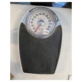 BATHROOM HEALTH METER 300 LB. SCALE