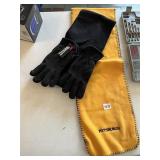 3M THINSULATE NEW GLOVES AND NEW PITTS. SCARF,