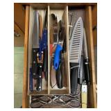 LARGE GROUP OF KITCHEN KNIVES