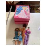 BARBIE SHOW DISPLAY BOX WITH DOLLS