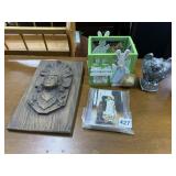 WOOD PLAQUE, RABBIT BIN W/ WIRE