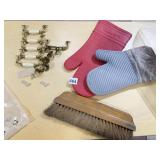 HANDLES, OVEN MITS