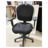 VERY COMFORTABLE ADJUSTABLE OFFICE CHAIR